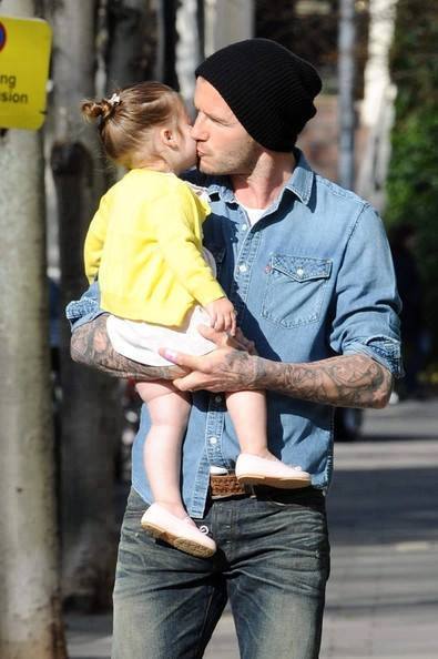 David Beckham từng tâm sự: \'Tôi không thể nổi giận với Harper được. Bất cứ lúc nào tôi muốn nổi giận, chỉ cần nhìn thấy gương mặt con bé, tôi sẽ...không biết làm gì cả. Đó là đứa trẻ xinh đẹp nhất ngay cả khi con bé đi ngủ\'